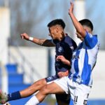 Atenas lo ganó con el tiro del final y se hizo fuerte en Monte Maíz